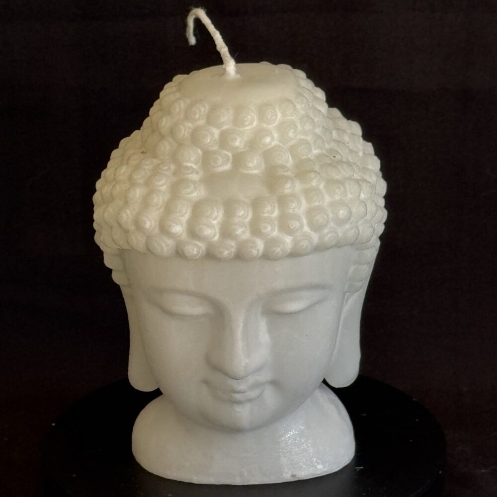 Bougie bouddha blanche nacrée — cire végétale et minérale | boo-j Bougie bouddha blanche nacrée — cire végétale et minérale, effet perlé et lumineux.