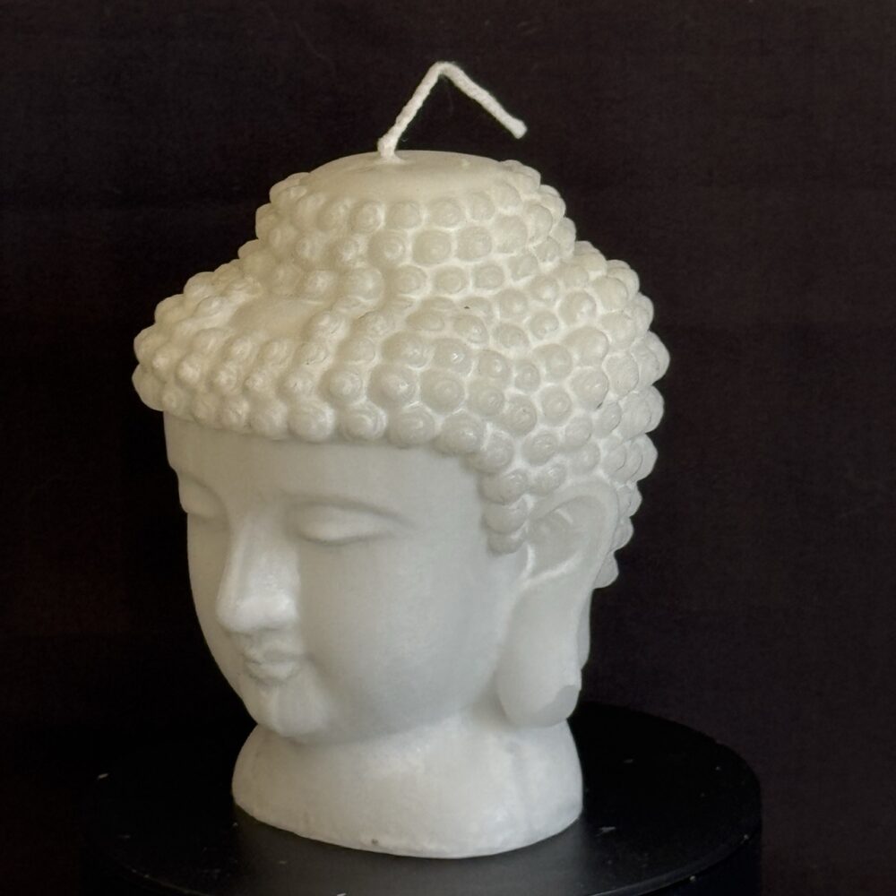 Bougie bouddha blanche nacrée — cire végétale et minérale | boo-j Bougie bouddha blanche nacrée — cire végétale et minérale, effet perlé et lumineux.