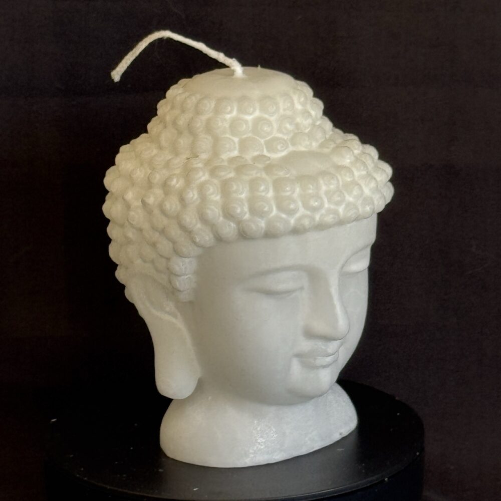 Bougie bouddha blanche nacrée — cire végétale et minérale | boo-j Bougie bouddha blanche nacrée — cire végétale et minérale, effet perlé et lumineux.