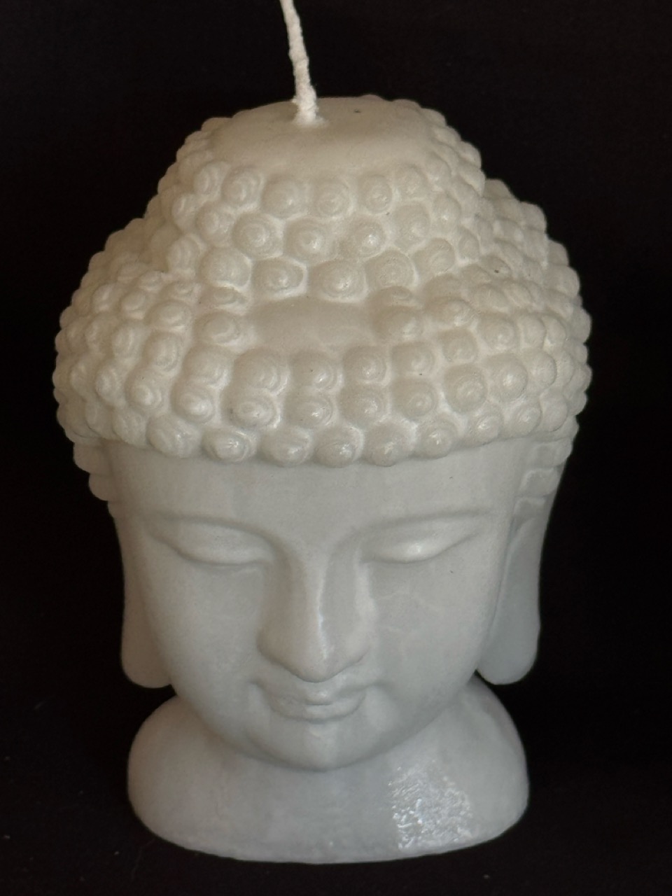 Bougie bouddha blanche nacrée — cire végétale et minérale | boo-j Bougie bouddha blanche nacrée — cire végétale et minérale, effet perlé et lumineux.