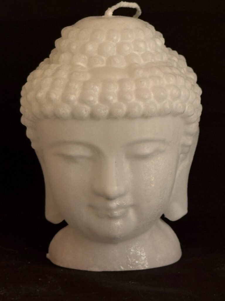 Bougie bouddha blanche nacrée — cire végétale et minérale, effet perlé et lumineux.