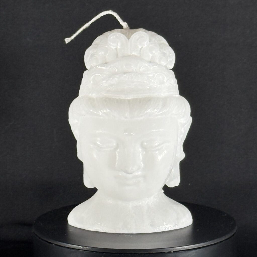 Bougie visage féminin blanche nacrée — cire végétale et minérale, effet perlé et translucide.