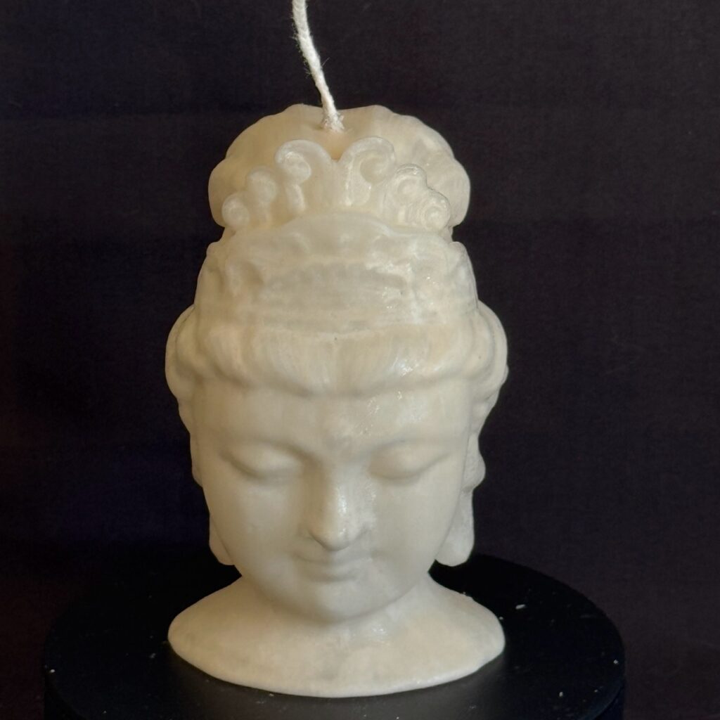 Bougie visage féminin nacrée dorée — cire végétale et minérale, effet perlé doré.