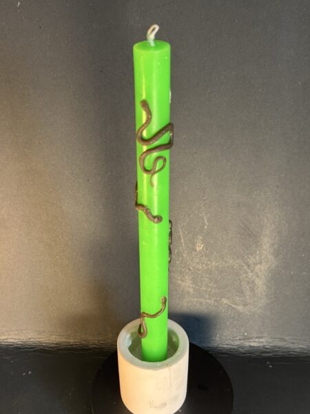 Bougie verte en cire végétale et minérale avec quatre petits serpents brun-noir en cire d’abeille — création artisanale boo-j, collection Halloween