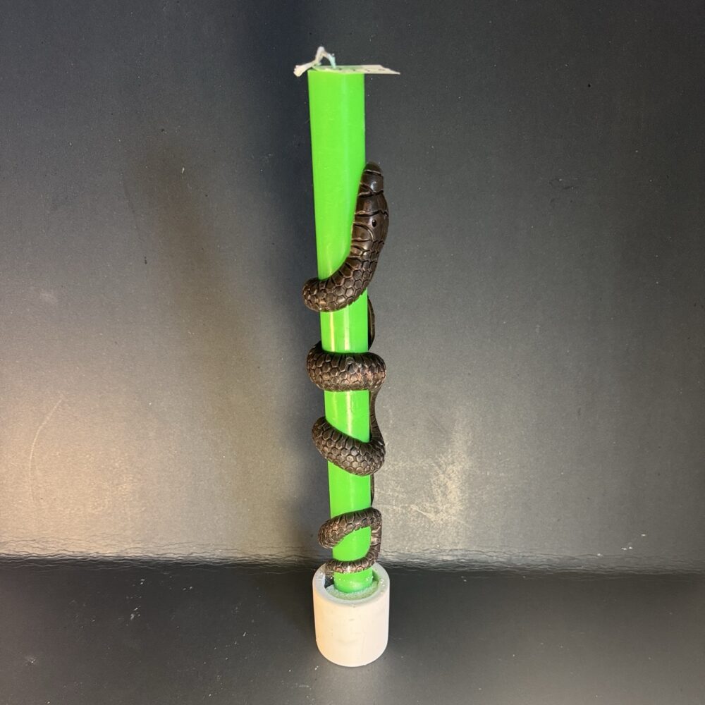 Bougie Halloween verte avec serpent brun-noir en cire d’abeille | boo-j Bougie verte en cire végétale et minérale avec serpent brun-noir en cire d’abeille — création artisanale boo-j, collection Halloween