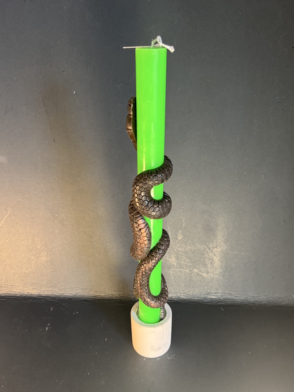 Bougie Halloween verte avec serpent brun-noir en cire d’abeille | boo-j Bougie verte en cire végétale et minérale avec serpent brun-noir en cire d’abeille — création artisanale boo-j, collection Halloween