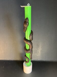 Bougie Halloween verte avec serpent brun-noir en cire d’abeille | boo-j Bougie verte en cire végétale et minérale avec serpent brun-noir en cire d’abeille — création artisanale boo-j, collection Halloween