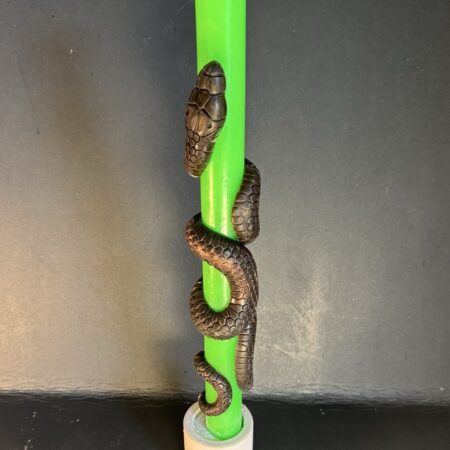 Bougie Halloween verte avec serpent brun-noir en cire d’abeille | boo-j Bougie verte en cire végétale et minérale avec serpent brun-noir en cire d’abeille — création artisanale boo-j, collection Halloween