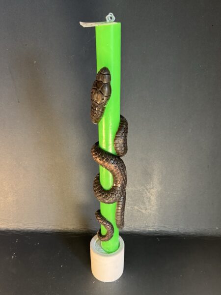 Bougie verte en cire végétale et minérale avec serpent brun-noir en cire d’abeille — création artisanale boo-j, collection Halloween