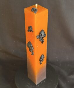 Bougie pilier Halloween orange en cire minérale et végétale, décorée de fantômes en cire d’abeille noire — création artisanale suisse boo-j, édition spectrale