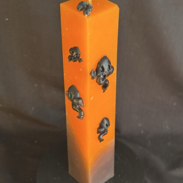 Bougie pilier Halloween orange en cire minérale et végétale, décorée de fantômes en cire d’abeille noire — création artisanale suisse boo-j, édition spectrale