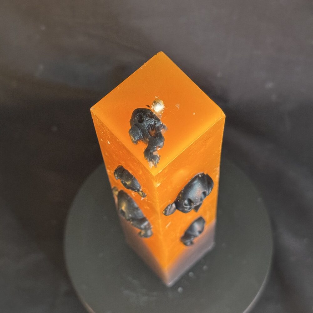 Bougie pilier Halloween orange en cire minérale et végétale, décorée de fantômes en cire d’abeille noire — création artisanale suisse boo-j, édition spectrale