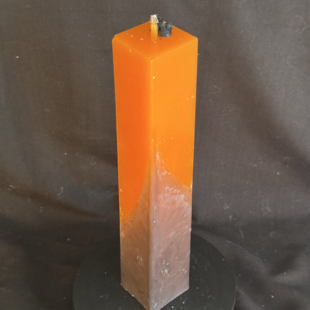 Bougie pilier Halloween orange en cire minérale et végétale, décorée de fantômes en cire d’abeille noire — création artisanale suisse boo-j, édition spectrale
