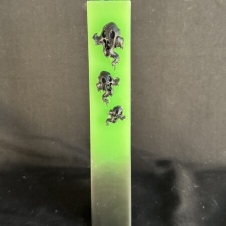 Bougie pilier 4 × 20 cm Halloween verte — fantômes en cire d’abeille noire | boo-j édition spectrale Bougie pilier Halloween verte en cire minérale et végétale, décorée de fantômes en cire d’abeille noire — création artisanale suisse boo-j, édition spectrale