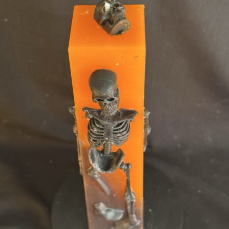 Bougie pilier 5 × 20 cm Halloween orange — squelette en cire d’abeille noire | boo-j édition spectrale Bougie pilier Halloween orange en cire minérale et végétale, décorée d’un squelette en cire d’abeille noire — création artisanale suisse boo-j, édition spectrale