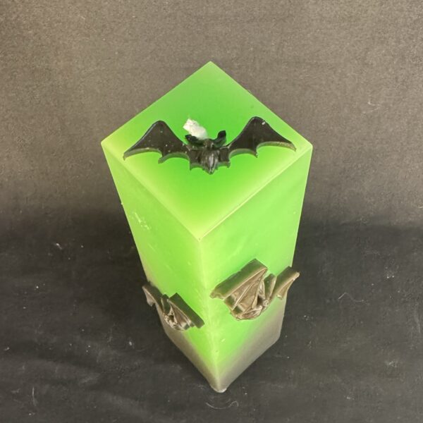 Bougie pilier 5 × 20 cm Halloween verte — chauves-souris en cire d’abeille noire | boo-j édition spectrale Bougie pilier Halloween verte en cire minérale et végétale, décorée de chauves-souris en cire d’abeille noire — création artisanale suisse boo-j, édition spectrale