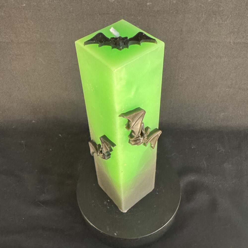 Bougie pilier 5 × 20 cm Halloween verte — chauves-souris en cire d’abeille noire | boo-j édition spectrale Bougie pilier Halloween verte en cire minérale et végétale, décorée de chauves-souris en cire d’abeille noire — création artisanale suisse boo-j, édition spectrale
