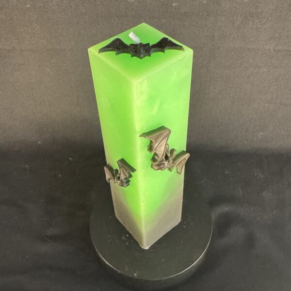 Bougie pilier 5 × 20 cm Halloween verte — chauves-souris en cire d’abeille noire | boo-j édition spectrale Bougie pilier Halloween verte en cire minérale et végétale, décorée de chauves-souris en cire d’abeille noire — création artisanale suisse boo-j, édition spectrale