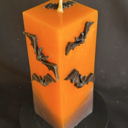 Bougie pilier 6 × 16 cm Halloween orange — chauves-souris en cire d’abeille noire | boo-j édition spectrale Bougie pilier Halloween orange en cire minérale et végétale, décorée de chauves-souris en cire d’abeille noire — création artisanale suisse boo-j, édition spectrale