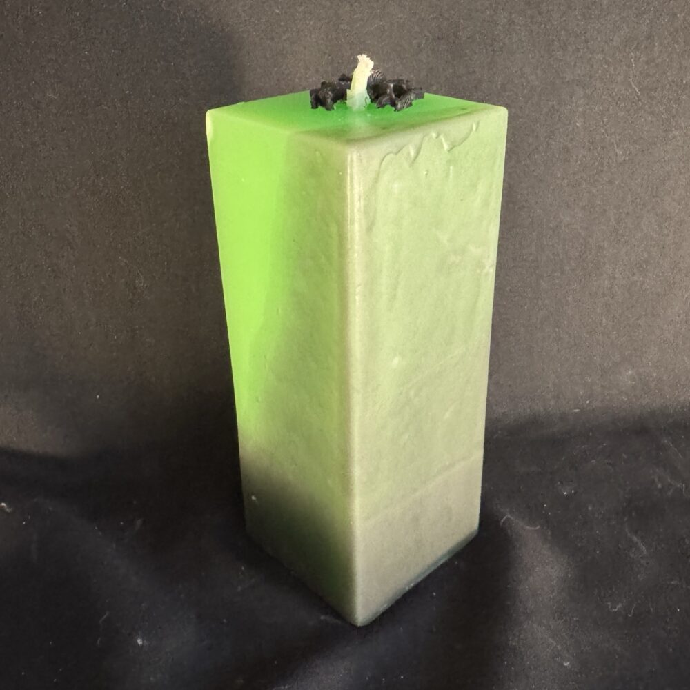 Bougie pilier 6 × 16 cm en cire minérale et végétale verte, décorée d’araignées en cire d’abeille noire — fabrication artisanale suisse | boo-j édition spectrale Bougie pilier Halloween verte en cire minérale et végétale, décorée d’araignées en cire d’abeille noire — création artisanale suisse boo-j, édition spectrale