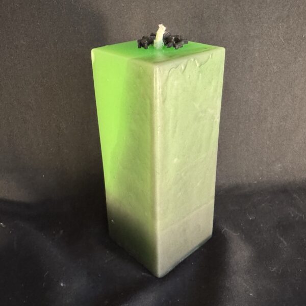 Bougie pilier 6 × 16 cm en cire minérale et végétale verte, décorée d’araignées en cire d’abeille noire — fabrication artisanale suisse | boo-j édition spectrale Bougie pilier Halloween verte en cire minérale et végétale, décorée d’araignées en cire d’abeille noire — création artisanale suisse boo-j, édition spectrale