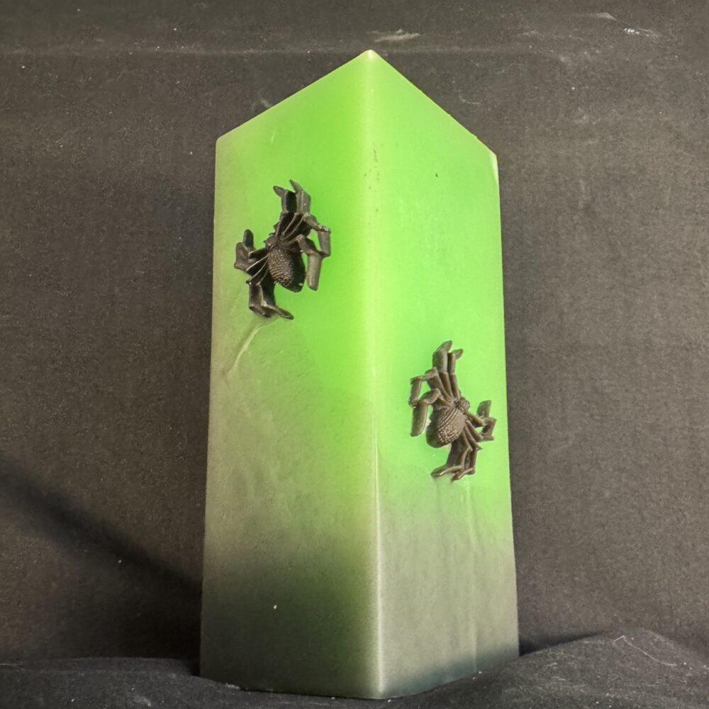 Bougie pilier 6 × 16 cm en cire minérale et végétale verte, décorée d’araignées en cire d’abeille noire — fabrication artisanale suisse | boo-j édition spectrale Bougie pilier Halloween verte en cire minérale et végétale, décorée d’araignées en cire d’abeille noire — création artisanale suisse boo-j, édition spectrale