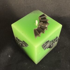 Bougie cube 5 × 5 × 5 cm verte — chauves-souris en cire d’abeille noire | boo-j édition spectrale Bougie cube verte en cire minérale et végétale, décorée de chauves-souris en cire d’abeille noire — création artisanale suisse boo-j, édition spectrale