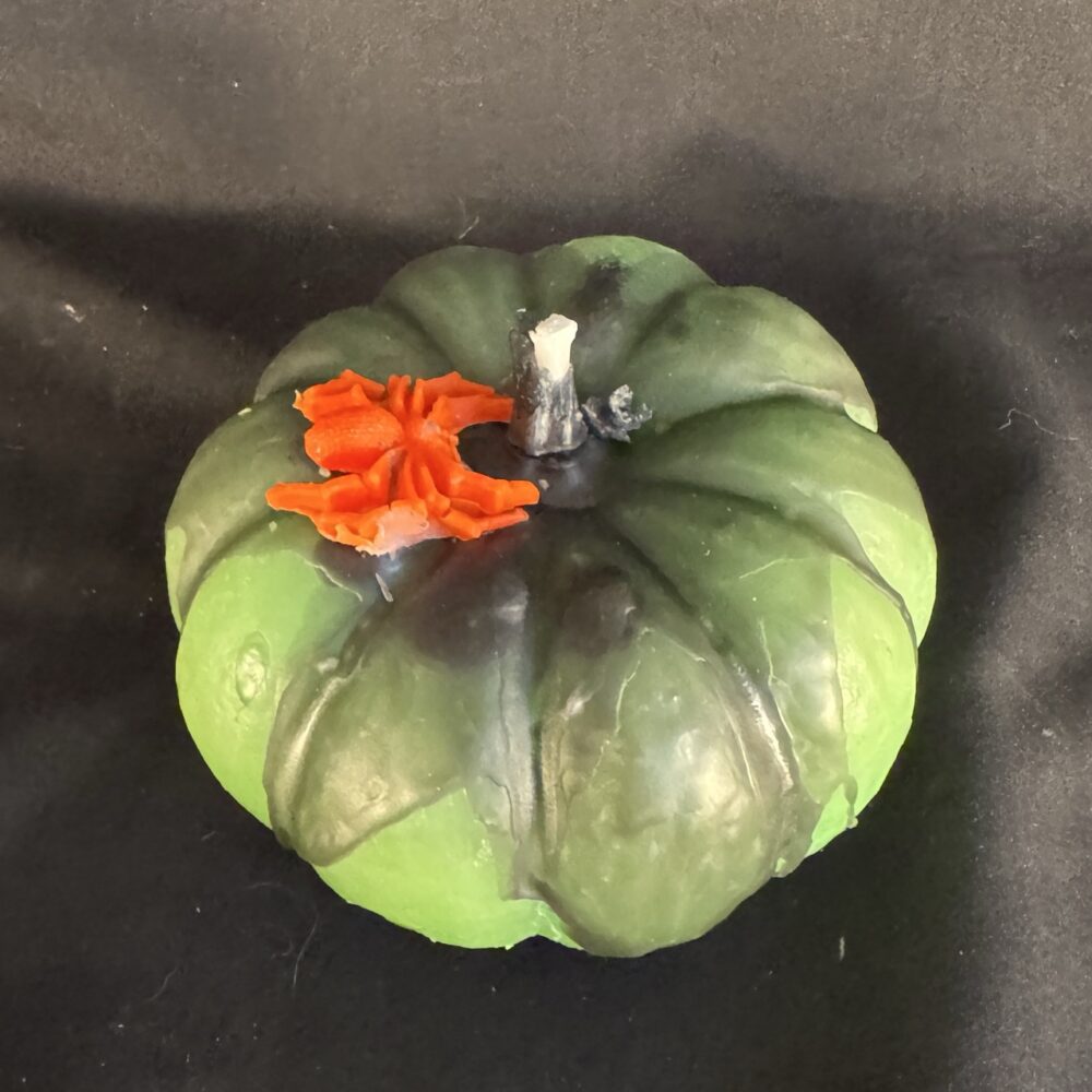 Bougie citrouille “Si-Trouille” verte fluo en cire minérale et végétale, décorée d’une araignée en cire d’abeille orange fluo — moule créé par boo-j à partir d’une vraie courge, fabrication artisanale suisse | édition spectrale