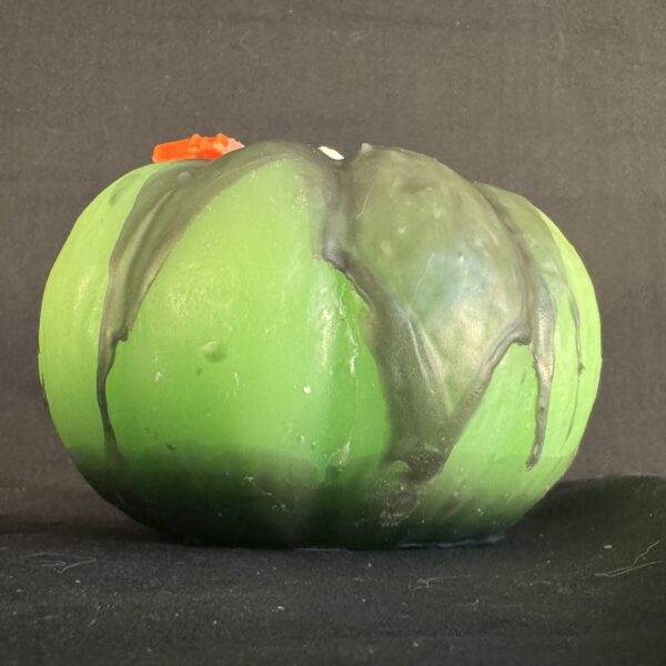 Bougie citrouille “Si-Trouille” verte fluo en cire minérale et végétale, décorée d’une araignée en cire d’abeille orange fluo — moule créé par boo-j à partir d’une vraie courge, fabrication artisanale suisse | édition spectrale