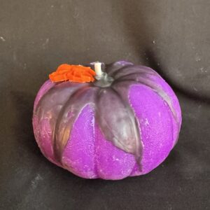 Bougie citrouille “Si-Trouille” violette en cire minérale et végétale à reflets gris et noirs, décorée d’une araignée en cire d’abeille orange fluo — moule créé par boo-j à partir d’une vraie courge, fabrication artisanale suisse | édition spectrale