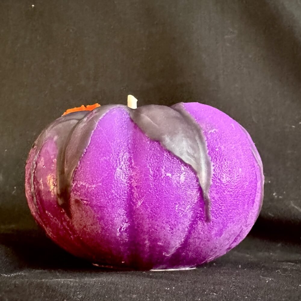 Bougie citrouille “Si-Trouille” violette en cire minérale et végétale à reflets gris et noirs, décorée d’une araignée en cire d’abeille orange fluo — moule créé par boo-j à partir d’une vraie courge, fabrication artisanale suisse | édition spectrale