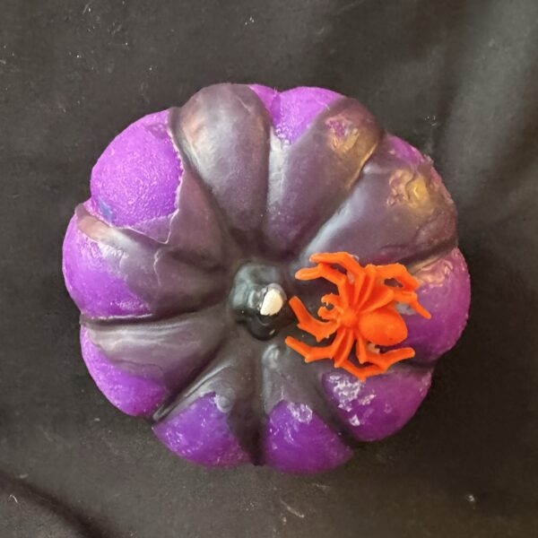 Bougie citrouille “Si-Trouille” violette en cire minérale et végétale à reflets gris et noirs, décorée d’une araignée en cire d’abeille orange fluo — moule créé par boo-j à partir d’une vraie courge, fabrication artisanale suisse | édition spectrale
