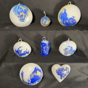 Collection “Nuit Étoilée” — bougies artisanales en cire minérale et végétale, finition bleu outremer et dorures à la main. Créations design boo-j, moulées dans le canton de Vaud.