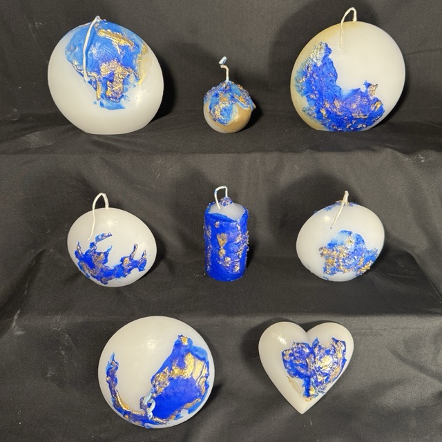 Collection “Nuit Étoilée” — bougies artisanales en cire minérale et végétale, finition bleu outremer et dorures à la main. Créations design boo-j, moulées dans le canton de Vaud.