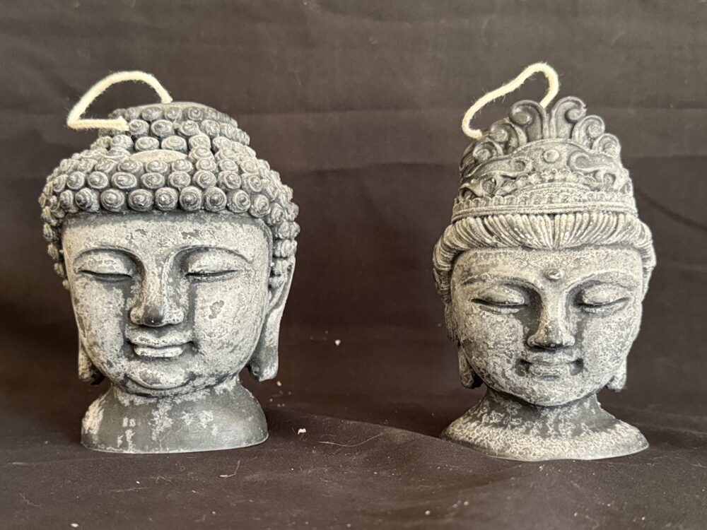Bougies visage Bouddha — collection Pierre de Volcan, cire stéarine végétale, finition noire et grise texturée effet pierre.