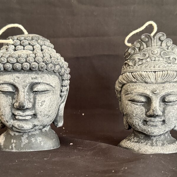 Bougies visage Bouddha — collection Pierre de Volcan, cire stéarine végétale, finition noire et grise texturée effet pierre.