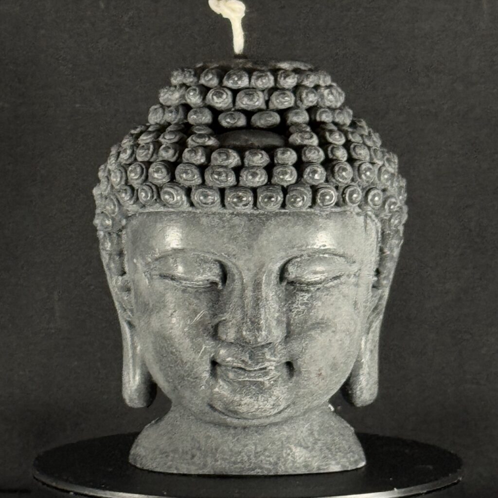 Bougie visage Bouddha — collection Pierre de Volcan, cire stéarine végétale noire et grise, effet pierre naturelle. Environ 450 g, combustion ± 60 h.