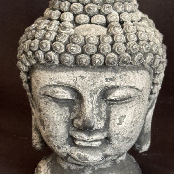 Bougie visage Bouddha — collection Pierre de Volcan, cire stéarine végétale noire et grise, effet pierre naturelle. Environ 450 g, combustion ± 60 h.