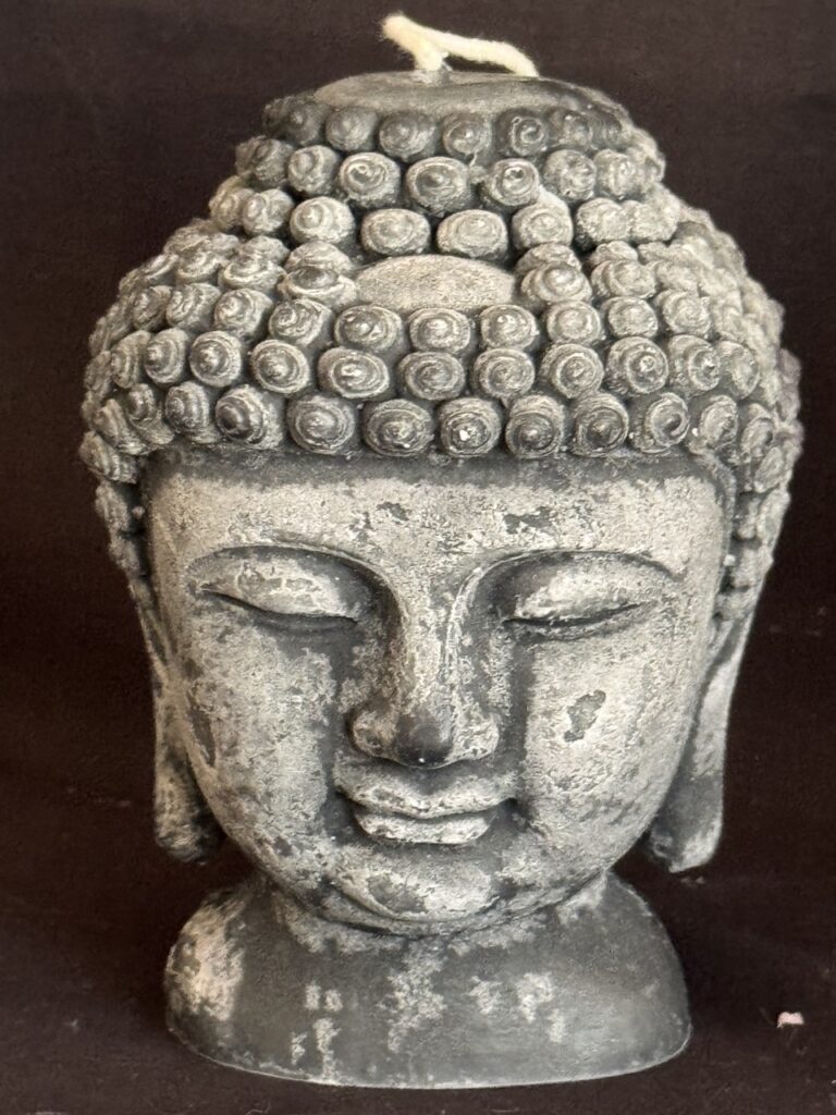 Bougie visage Bouddha — collection Pierre de Volcan, cire stéarine végétale noire et grise, effet pierre naturelle. Environ 450 g, combustion ± 60 h.