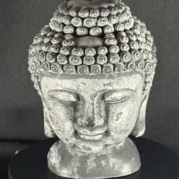 Bougie visage Bouddha — collection Pierre de Volcan, cire stéarine végétale noire et grise, effet pierre naturelle. Environ 450 g, combustion ± 60 h.