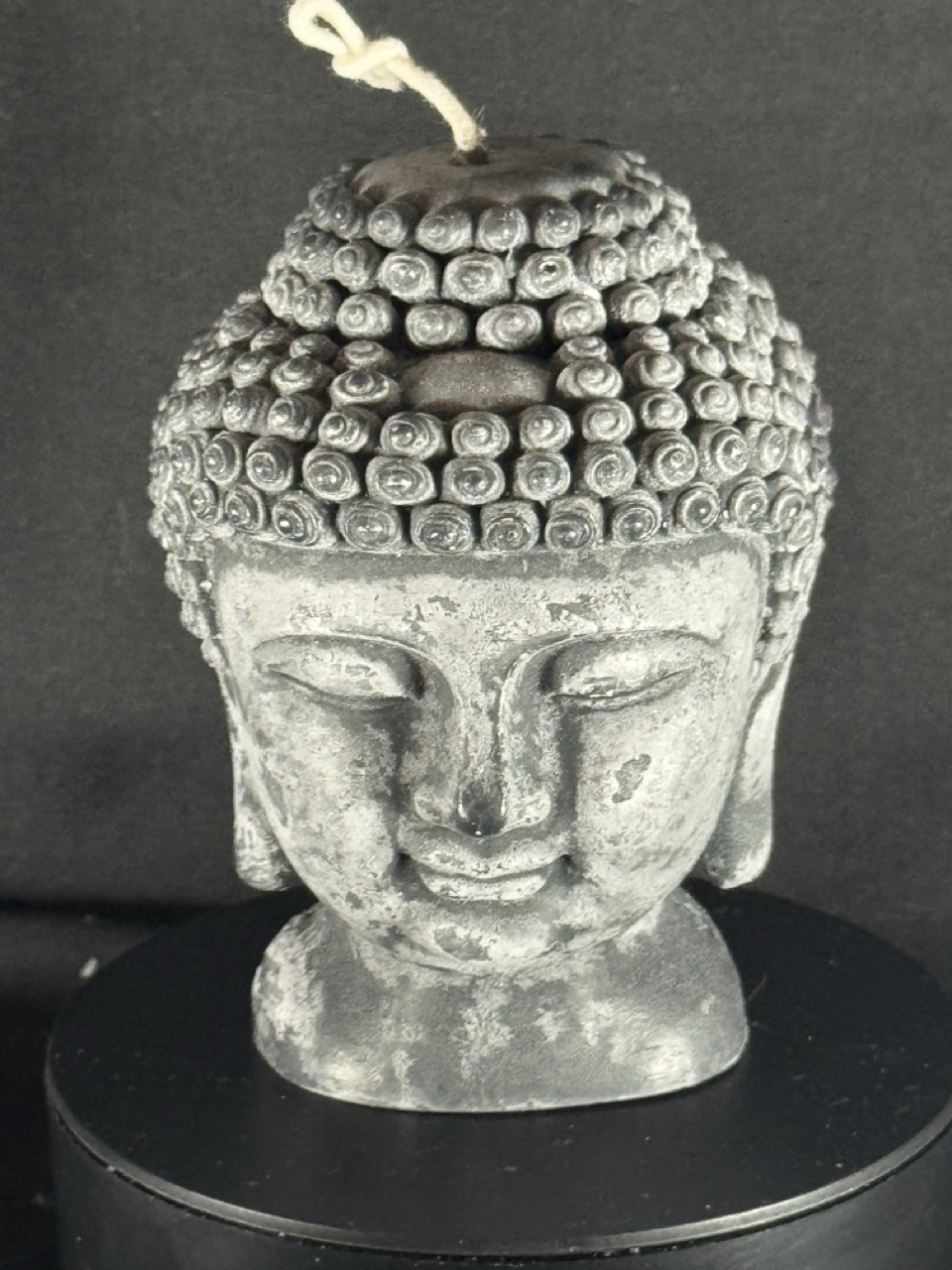 Bougie visage Bouddha — collection Pierre de Volcan, cire stéarine végétale noire et grise, effet pierre naturelle. Environ 450 g, combustion ± 60 h.