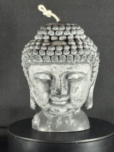 Bougie visage Bouddha — collection Pierre de Volcan, cire stéarine végétale noire et grise, effet pierre naturelle. Environ 450 g, combustion ± 60 h.