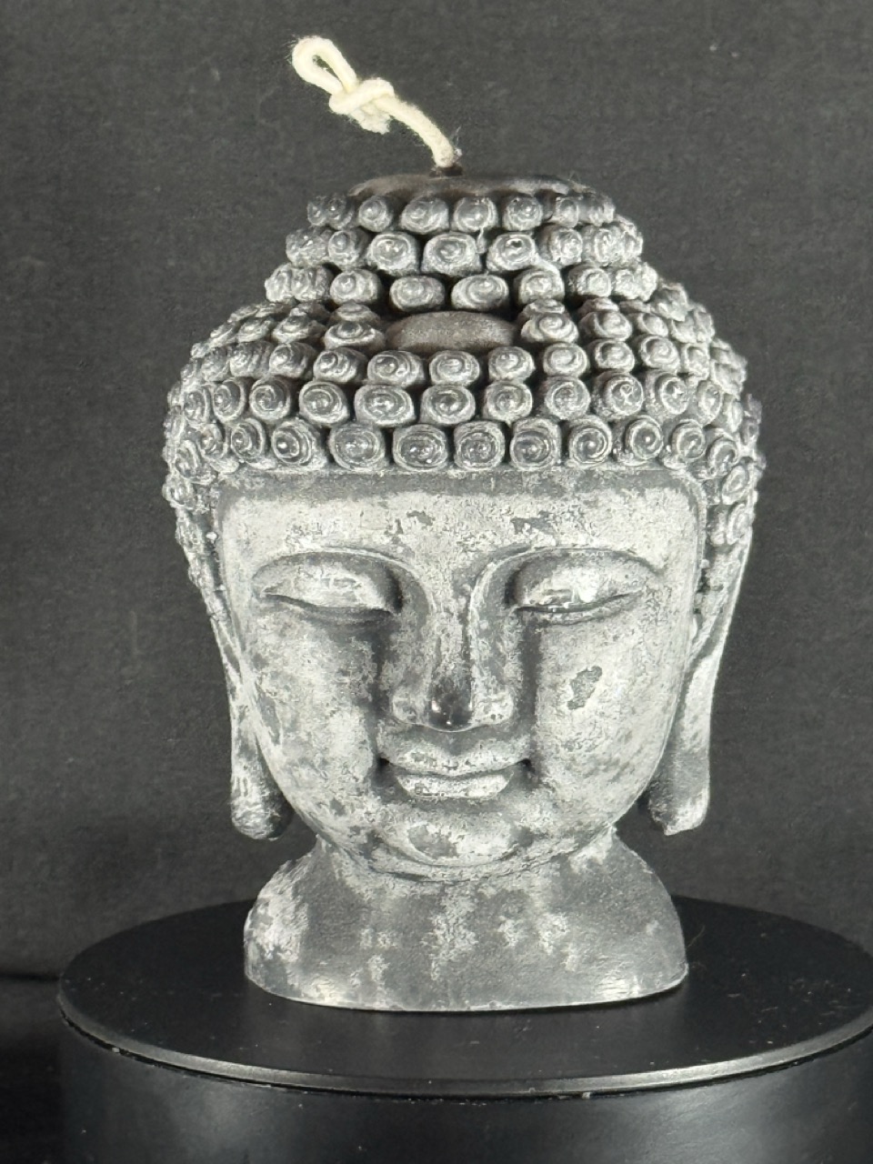 Bougie visage Bouddha — collection Pierre de Volcan, cire stéarine végétale noire et grise, effet pierre naturelle. Environ 450 g, combustion ± 60 h.