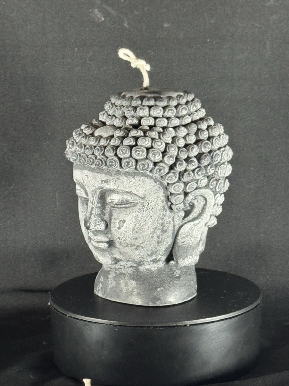 Bougie visage Bouddha — collection Pierre de Volcan, cire stéarine végétale noire et grise, effet pierre naturelle. Environ 450 g, combustion ± 60 h.