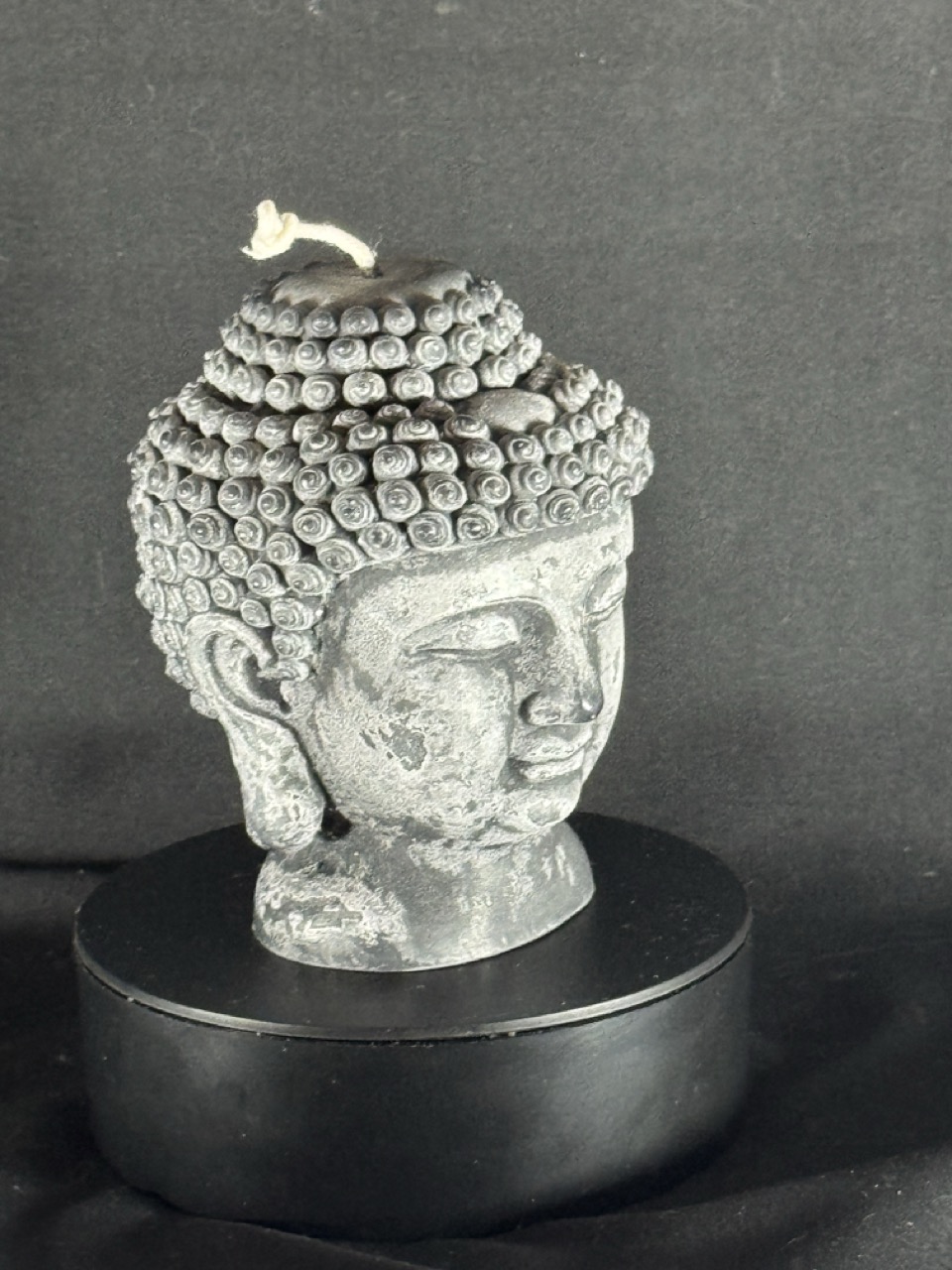 Bougie visage Bouddha — collection Pierre de Volcan, cire stéarine végétale noire et grise, effet pierre naturelle. Environ 450 g, combustion ± 60 h.