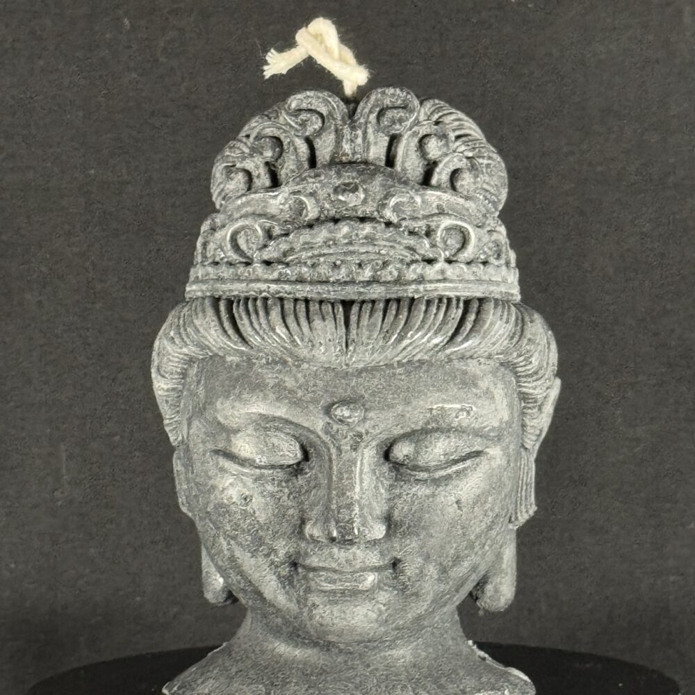 Bougie visage féminin — collection Pierre de Volcan, cire stéarine végétale noire et grise, effet pierre naturelle. Environ 300 g, combustion ± 42 h.