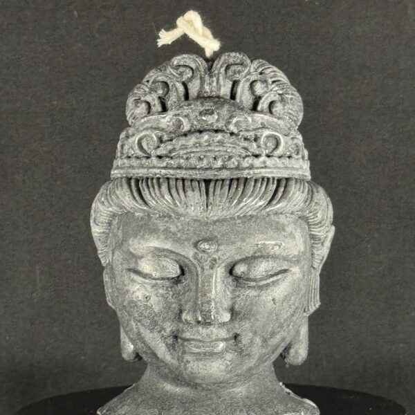 Bougie visage féminin — collection Pierre de Volcan, cire stéarine végétale noire et grise, effet pierre naturelle. Environ 300 g, combustion ± 42 h.