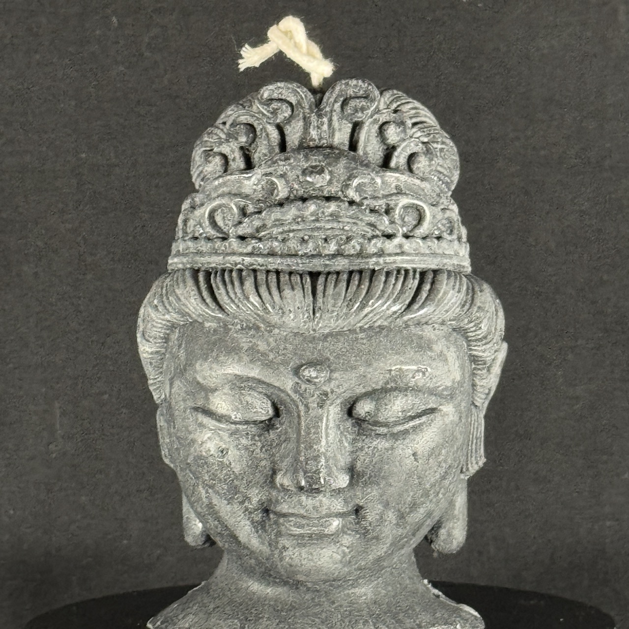 Bougie visage féminin — collection Pierre de Volcan, cire stéarine végétale noire et grise, effet pierre naturelle. Environ 300 g, combustion ± 42 h.