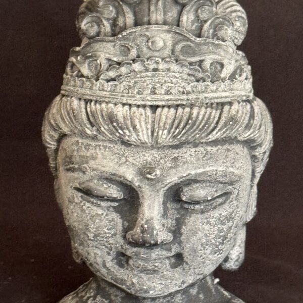 Bougie visage féminin — collection Pierre de Volcan, cire stéarine végétale noire et grise, effet pierre naturelle. Environ 300 g, combustion ± 42 h.