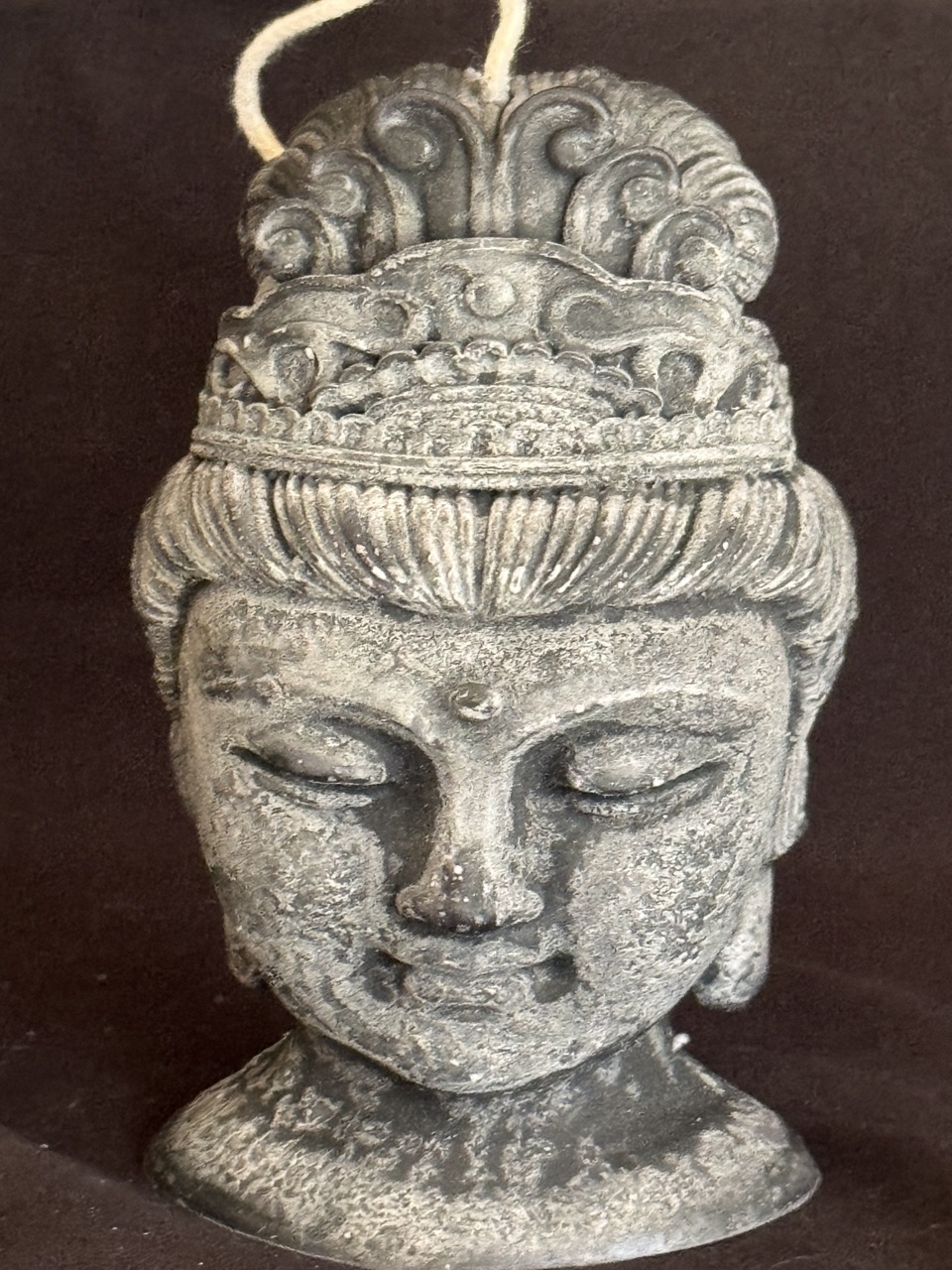 Bougie visage féminin — collection Pierre de Volcan, cire stéarine végétale noire et grise, effet pierre naturelle. Environ 300 g, combustion ± 42 h.